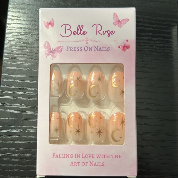 Bundle of press on nails - Picture 2 of 4